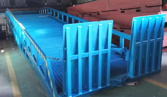 Briefly describe the advantages and performance of various hydraulic boarding bridges